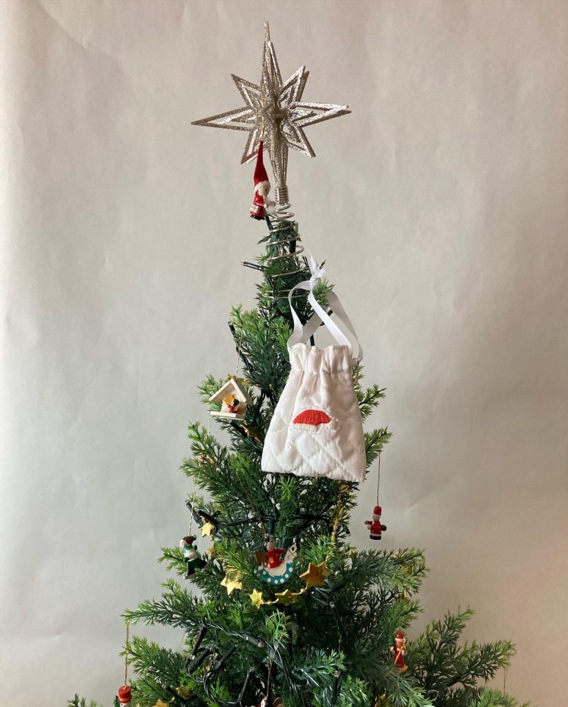 クリスマスツリーに飾ったアドベント巾着